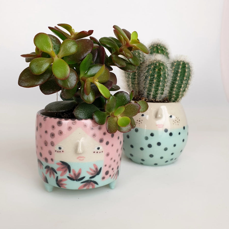 Pia the Tripod Pot